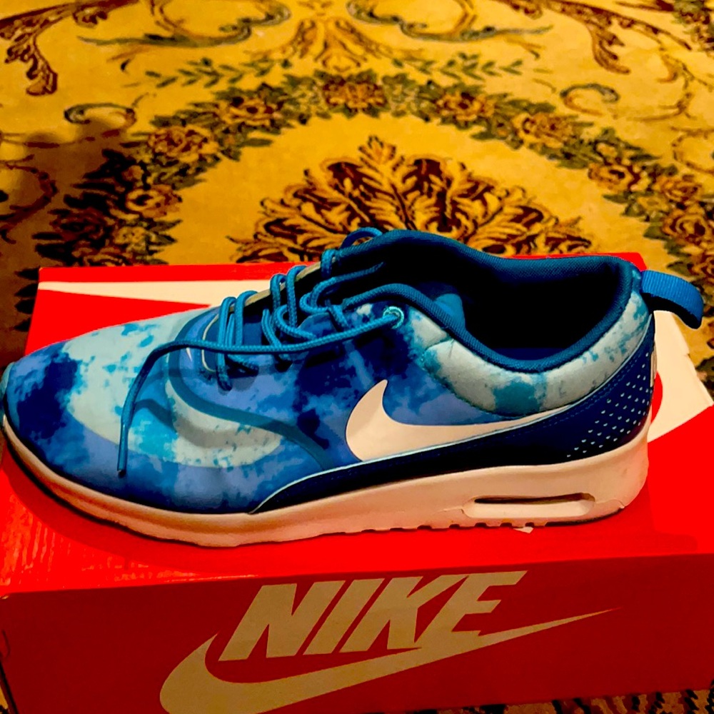 Gently used Nike sneakers - Picture 1 of 5